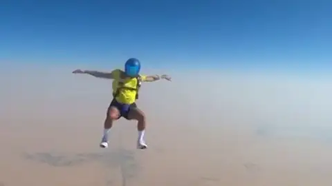 Hamilton disfruta en Dubai saltando en paracaídas 10 veces en un solo día Hamilton disfruta en Dubai saltando en paracaídas 10 veces en un solo día