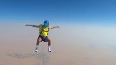 Hamilton disfruta en Dubai saltando en paracaídas 10 veces en un solo día