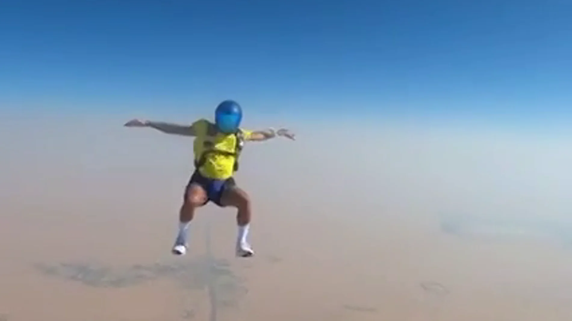 Hamilton disfruta en Dubai saltando en paracaídas 10 veces en un solo día