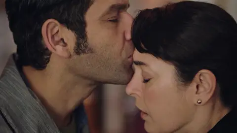 A falta de termómetro, a Naci no se le ocurre una manera mejor de saber si Safiye tiene fiebre: "Solo queda una opción" Mejores momentos| Capítulo 73