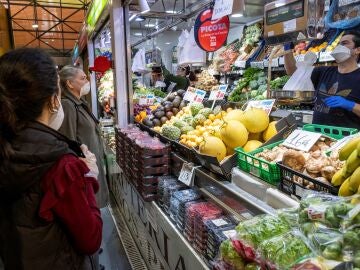 Clientes en un mercado de Huelva