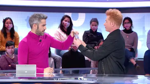 ¡Ni pestañees! El truco de magia de Yunke que deja flipando a Roberto Leal en ‘Pasapalabra’ ¡Ni pestañees! El truco de magia de Yunke que deja flipando a Roberto Leal en ‘Pasapalabra’