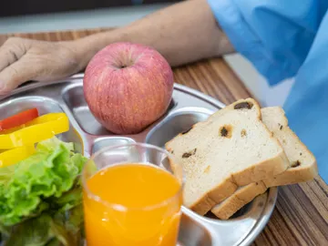 Bandeja con alimentos en un hospital. Bandeja con alimentos en un hospital.