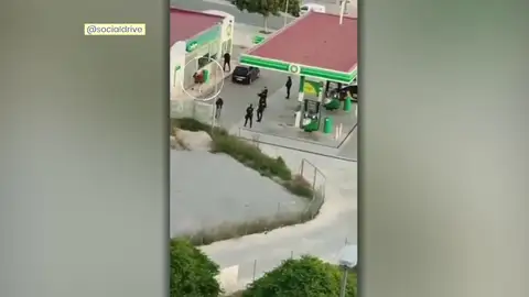 Reducido tras atacar una gasolinera con un hacha. Reducido tras atacar una gasolinera con un hacha.