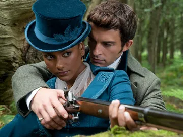 Simone Ashley y Jonathan Bailey apuntando con un rifle en 'Los Bridgerton' Simone Ashley y Jonathan Bailey apuntando con un rifle en 'Los Bridgerton'