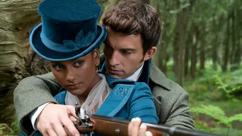 Simone Ashley y Jonathan Bailey apuntando con un rifle en 'Los Bridgerton' Simone Ashley y Jonathan Bailey apuntando con un rifle en 'Los Bridgerton'