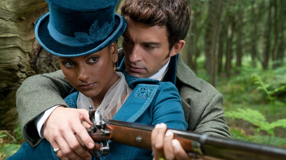 Simone Ashley y Jonathan Bailey apuntando con un rifle en 'Los Bridgerton' Simone Ashley y Jonathan Bailey apuntando con un rifle en 'Los Bridgerton'