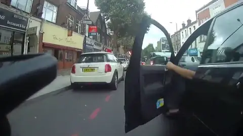 La DGT podría multarte por no abrir la puerta del coche 'a la holandesa' La DGT podría multarte por no abrir la puerta del coche 'a la holandesa'