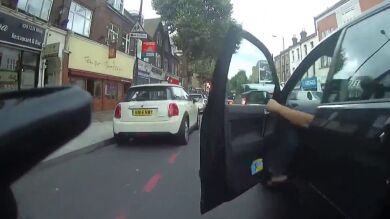 La DGT podría multarte por no abrir la puerta del coche 'a la holandesa'