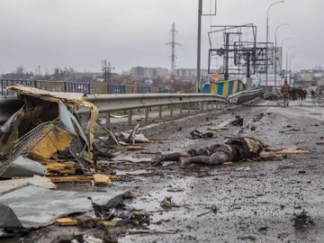 El cadaver de un hombre yace en una carretera de la localidad ucraniana de Bucha