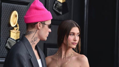 El sospechoso posado de Justin Bieber y Hailey Baldwin en los Grammy por el que muchos creen que está embarazada 
