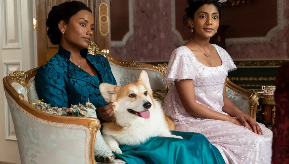 Simone Ashley y Charithra Chandran con el perro Newton en la temporada 2 de 'Los Bridgerton'