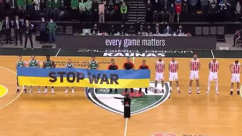 El Zalgiris Kaunas, con la pancarta de 'Stop War' El Zalgiris Kaunas, con la pancarta de 'Stop War'