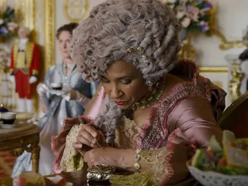 Golda Rosheuvel como la reina Charlotte esnifando en 'Los Bridgerton' Golda Rosheuvel como la reina Charlotte esnifando en 'Los Bridgerton'