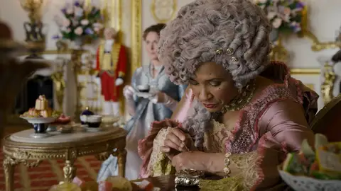 Golda Rosheuvel como la reina Charlotte esnifando en 'Los Bridgerton' Golda Rosheuvel como la reina Charlotte esnifando en 'Los Bridgerton'