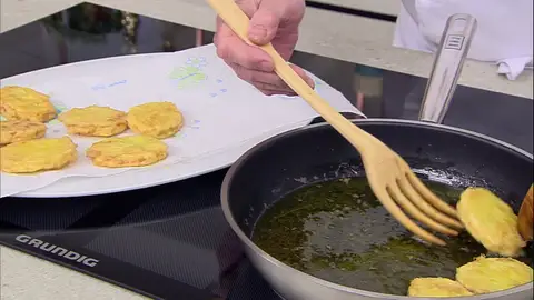 Reboza y fríe las patatas. Después ponlas en papel de cocina para que se absorba el aceite sobrante. Reboza y fríe las patatas. Después ponlas en papel de cocina para que se absorba el aceite sobrante.