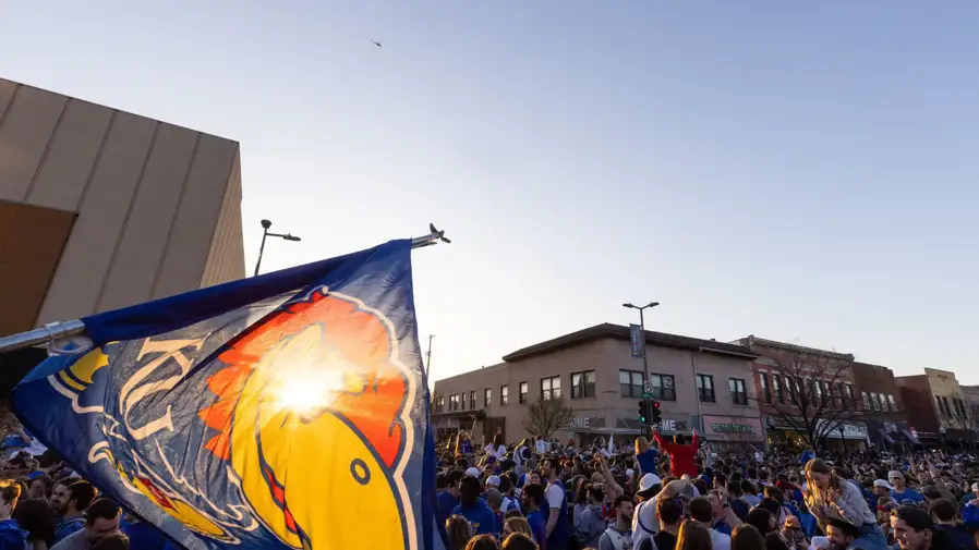 Kansas se proclama campeón de la NCAA tras la mayor remontada de la historia en una final Kansas se proclama campeón de la NCAA tras la mayor remontada de la historia en una final