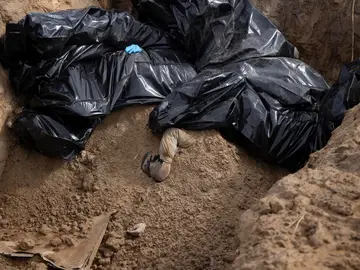 Encuentran a la alcaldesa de una localidad cerca de Kiev y a su familia en una fosa con las manos atadas Encuentran a la alcaldesa de una localidad cerca de Kiev y a su familia en una fosa con las manos atadas