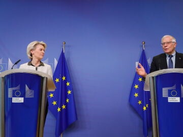La presidenta de la Comisión Europea, Ursula von der Leyen, y el alto representante de la UE para la Política Exterior, Josep Borrell