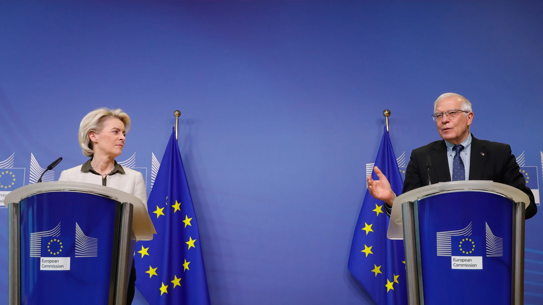 La presidenta de la Comisión Europea, Ursula von der Leyen, y el alto representante de la UE para la Política Exterior, Josep Borrell