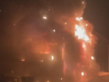 Enormes llamas devoran hasta 8 fincas y dejan 4 heridos, uno grave, en un incendio en el Eixample de Barcelona