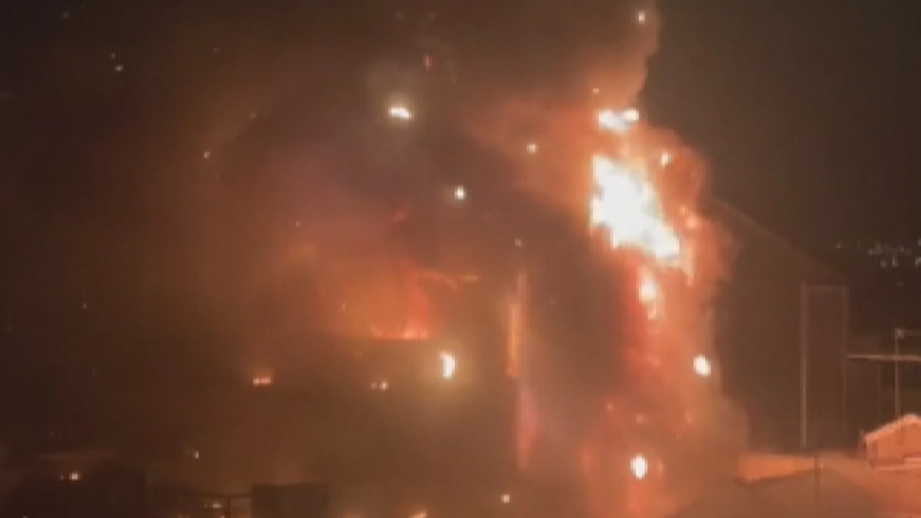 Enormes llamas devoran hasta 8 fincas y dejan 4 heridos, uno grave, en un incendio en el Eixample de Barcelona
