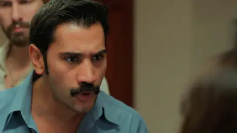 En el próximo capítulo de ‘Tierra Amarga’: Yilmaz acusa a Müjgan de mentir sobre su embarazo En el próximo capítulo de ‘Tierra Amarga’: Yilmaz acusa a Müjgan de mentir sobre su embarazo