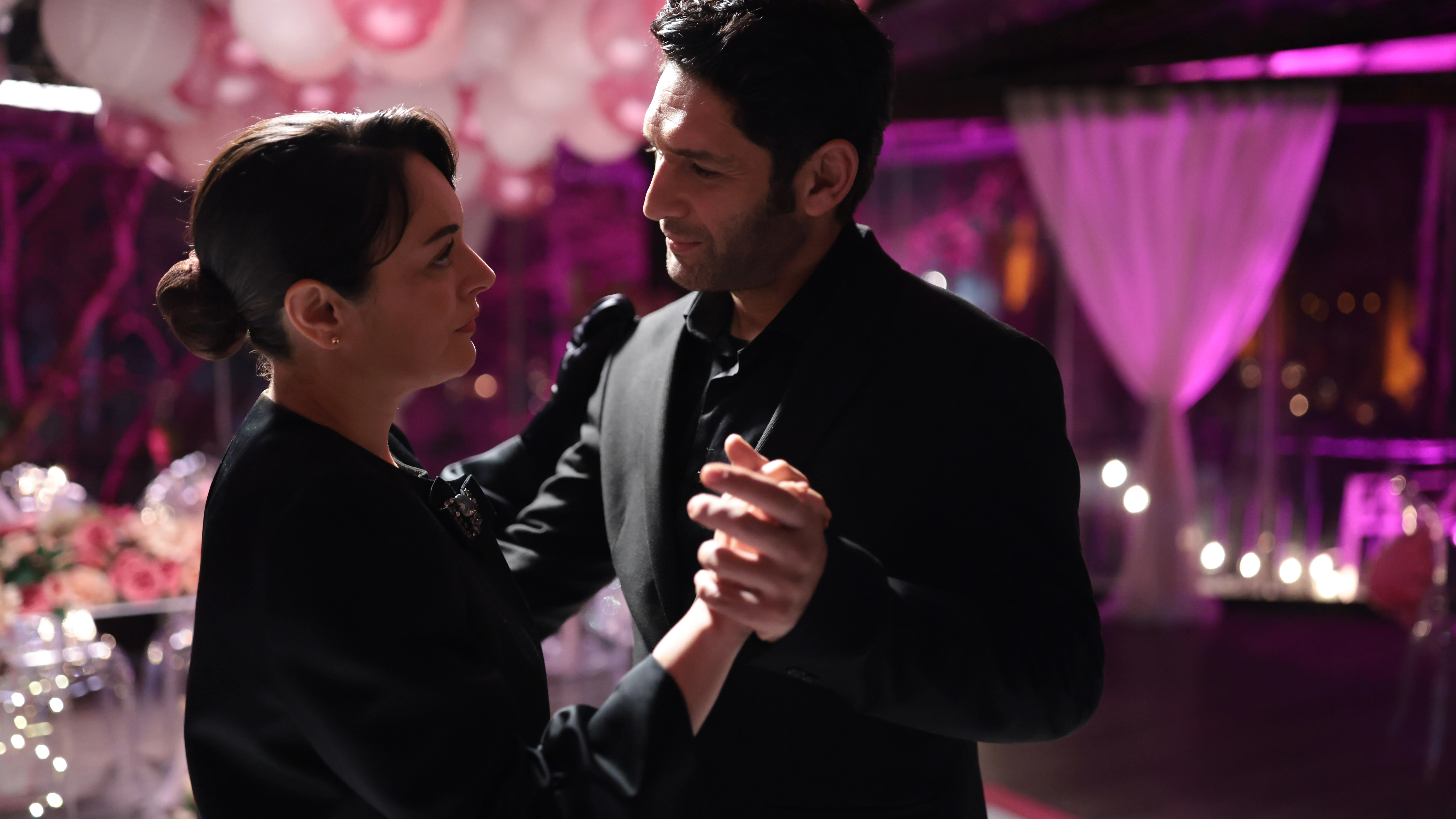 Safiye acepta casarse con Naci y lo celebran con un romántico baile: "Tenemos toda la vida" 