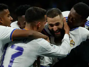 Benzema celebra el gol del 2-3 junto a sus compañeros Benzema celebra el gol del 2-3 junto a sus compañeros