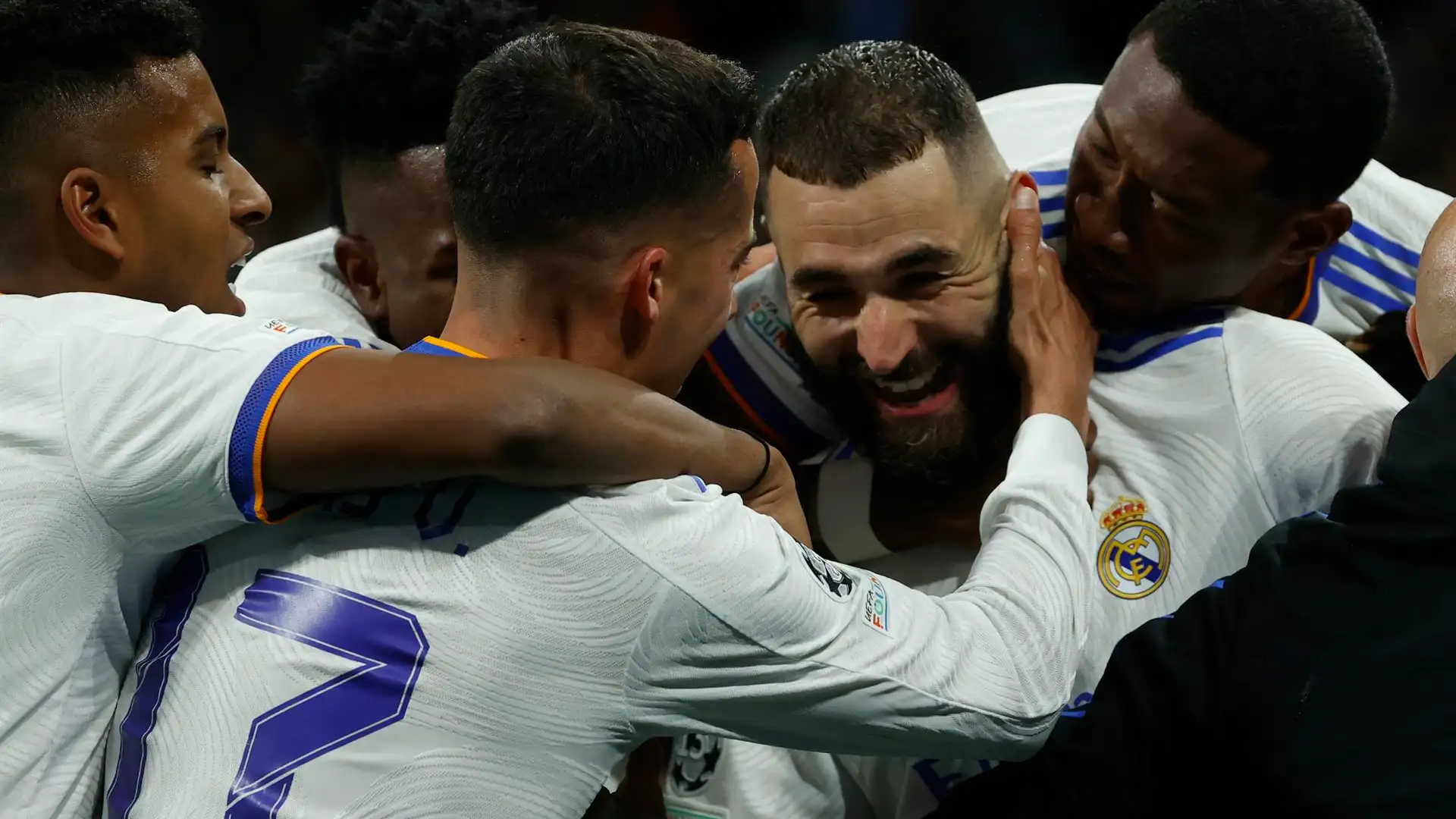 Benzema celebra el gol del 2-3 junto a sus compañeros Benzema celebra el gol del 2-3 junto a sus compañeros