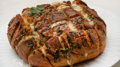Un aperitivo para triunfar: Pan con perejil, ajo y queso