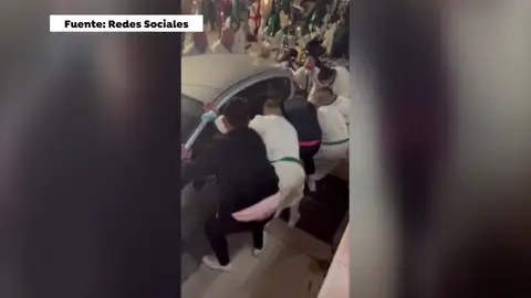 costaleros retiran a pulso coches costaleros retiran a pulso coches