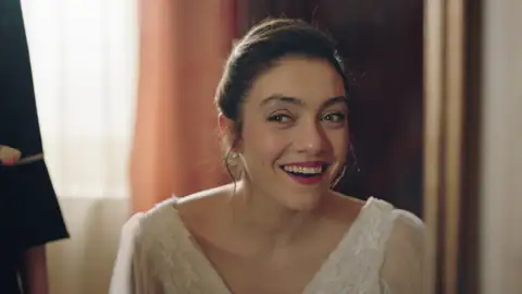 El sueño de Gülben, a punto de hacerse realidad: ¡Ha llegado el día de su boda con Esat!  El sueño de Gülben, a punto de hacerse realidad: ¡Ha llegado el día de su boda con Esat!