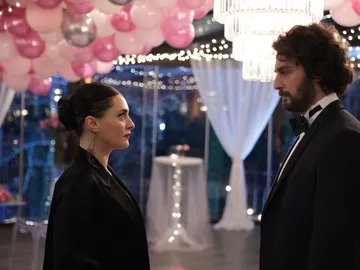 Ceylan aparece por sorpresa en la boda de Gülben, mientras Han baila con Rüya: ¿Estará celosa? Ceylan aparece por sorpresa en la boda de Gülben, mientras Han baila con Rüya: ¿Estará celosa?