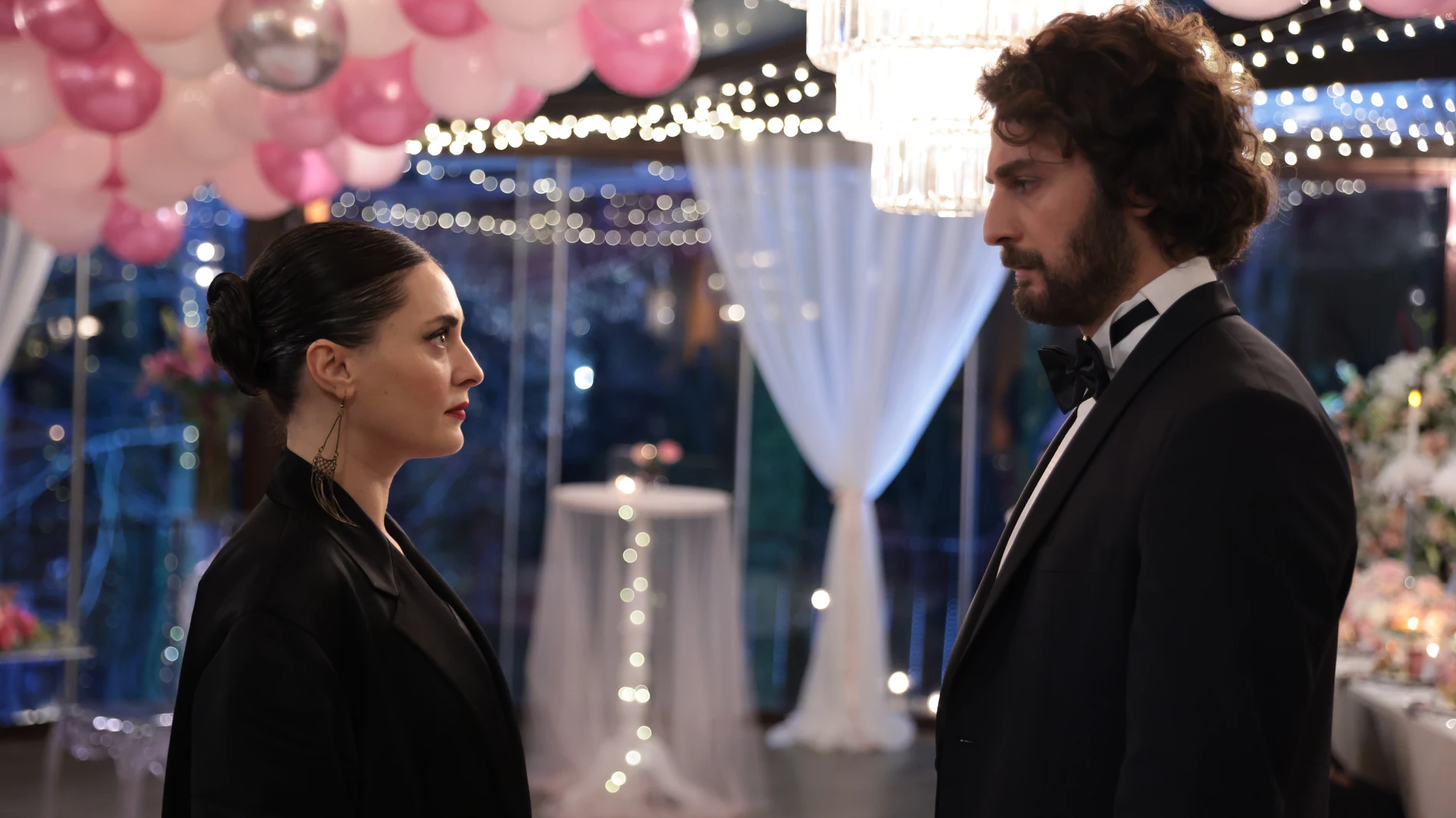 Ceylan aparece por sorpresa en la boda de Gülben, mientras Han baila con Rüya: ¿Estará celosa? 