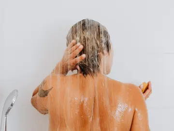 Mujer lavándose el pelo Mujer lavándose el pelo