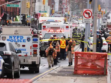 Policía y bomberos en el metro de Nueva York Policía y bomberos en el metro de Nueva York