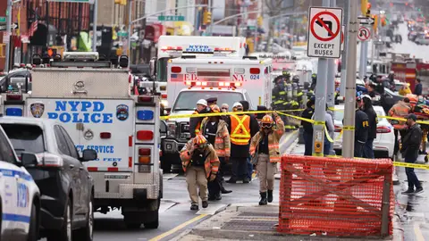 Policía y bomberos en el metro de Nueva York Policía y bomberos en el metro de Nueva York