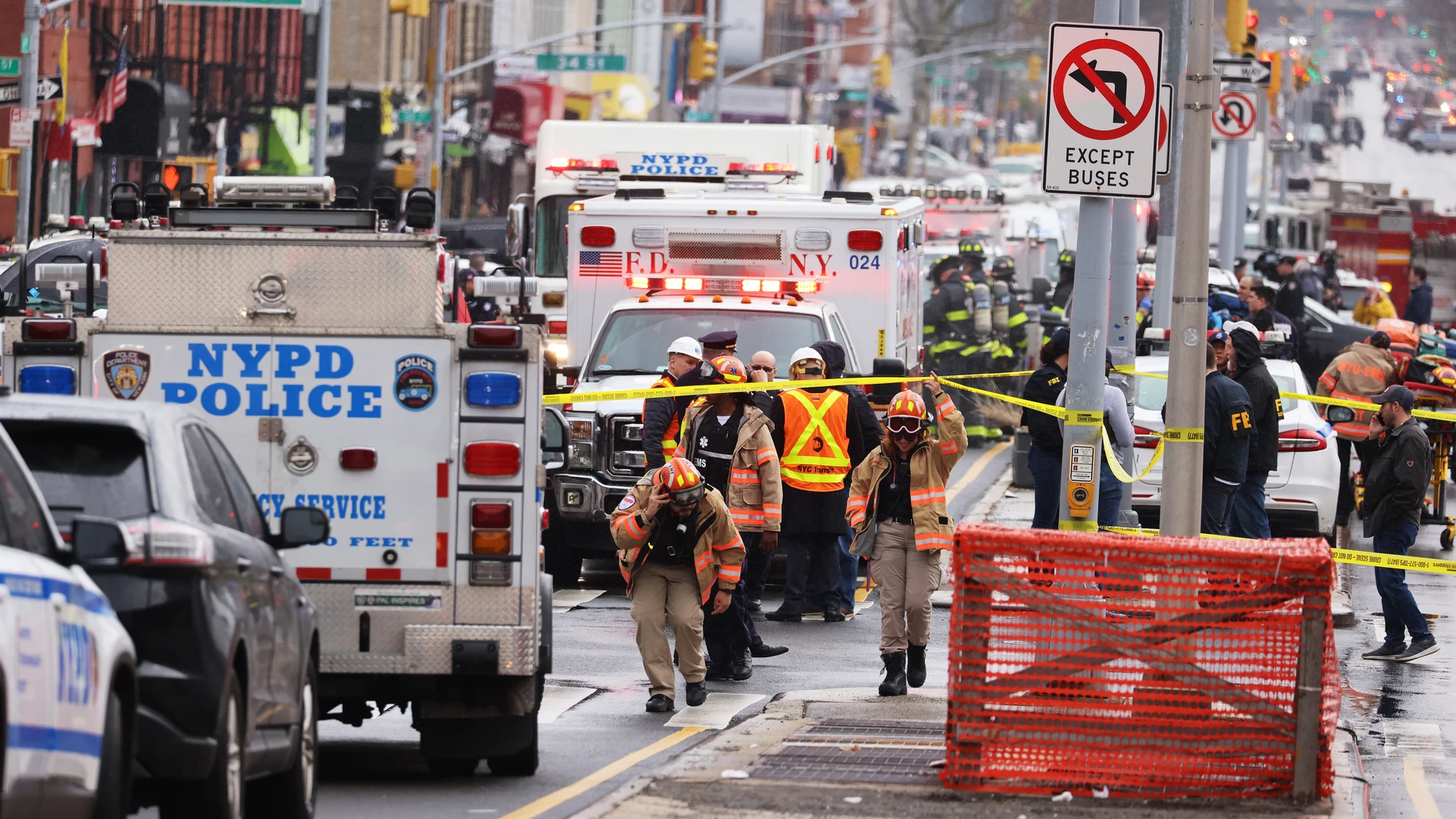 Policía y bomberos en el metro de Nueva York