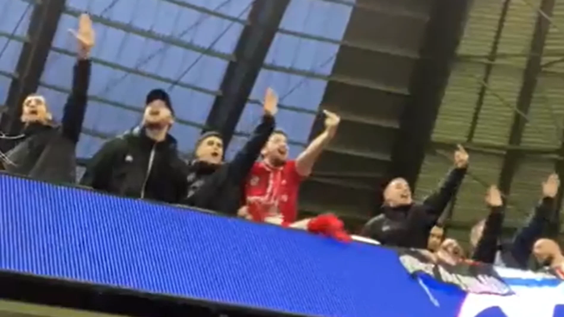 Aficionados del Atlético en el Etihad haciendo el saludo fascista