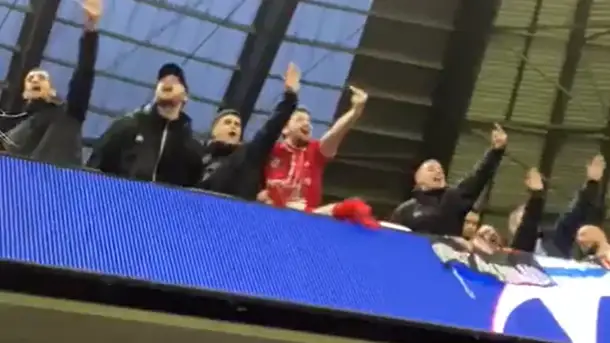 Aficionados del Atlético en el Etihad haciendo el saludo fascista Aficionados del Atlético en el Etihad haciendo el saludo fascista