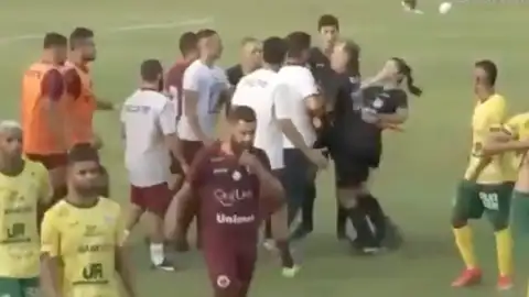 El momento del cabezazo de Rafael Soriano a la árbitra El momento del cabezazo de Rafael Soriano a la árbitra