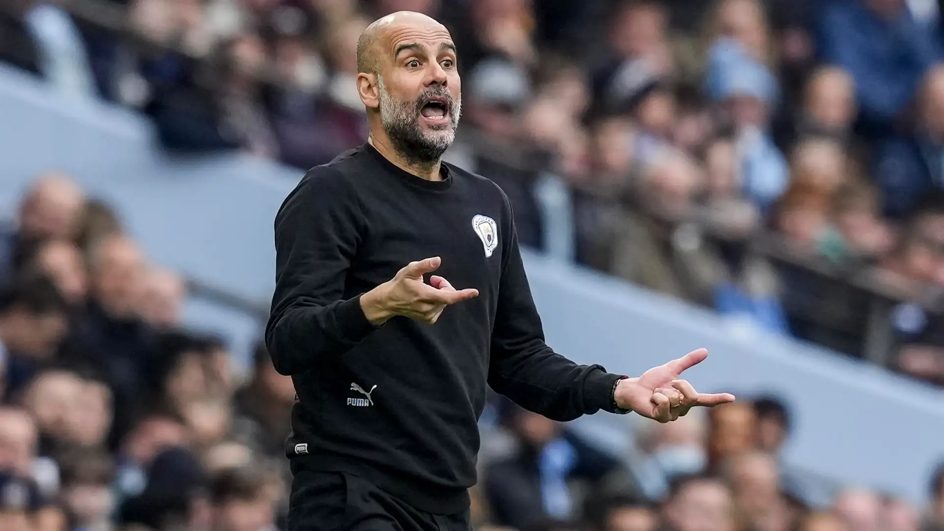 Pep Guardiola dirigiendo al City contra el Liverpool