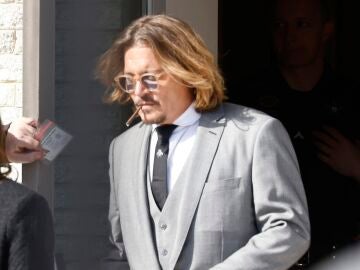 Johnny Depp llegando al juicio por difamación