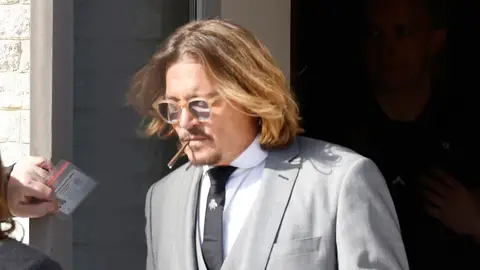 Johnny Depp llegando al juicio por difamación Johnny Depp llegando al juicio por difamación