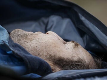 Cadáver hallado en una fosa común en Ucrania