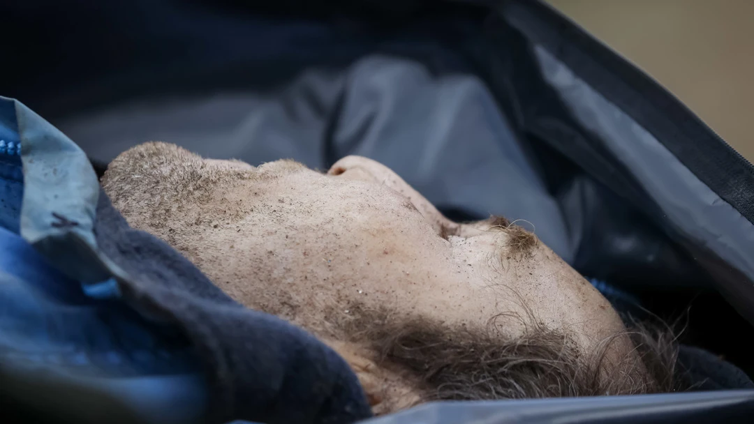 Cadáver hallado en una fosa común en Ucrania Cadáver hallado en una fosa común en Ucrania