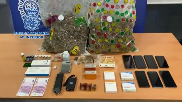 Detenidos los padres de un menor por obligarle a traficar con drogas en el instituto