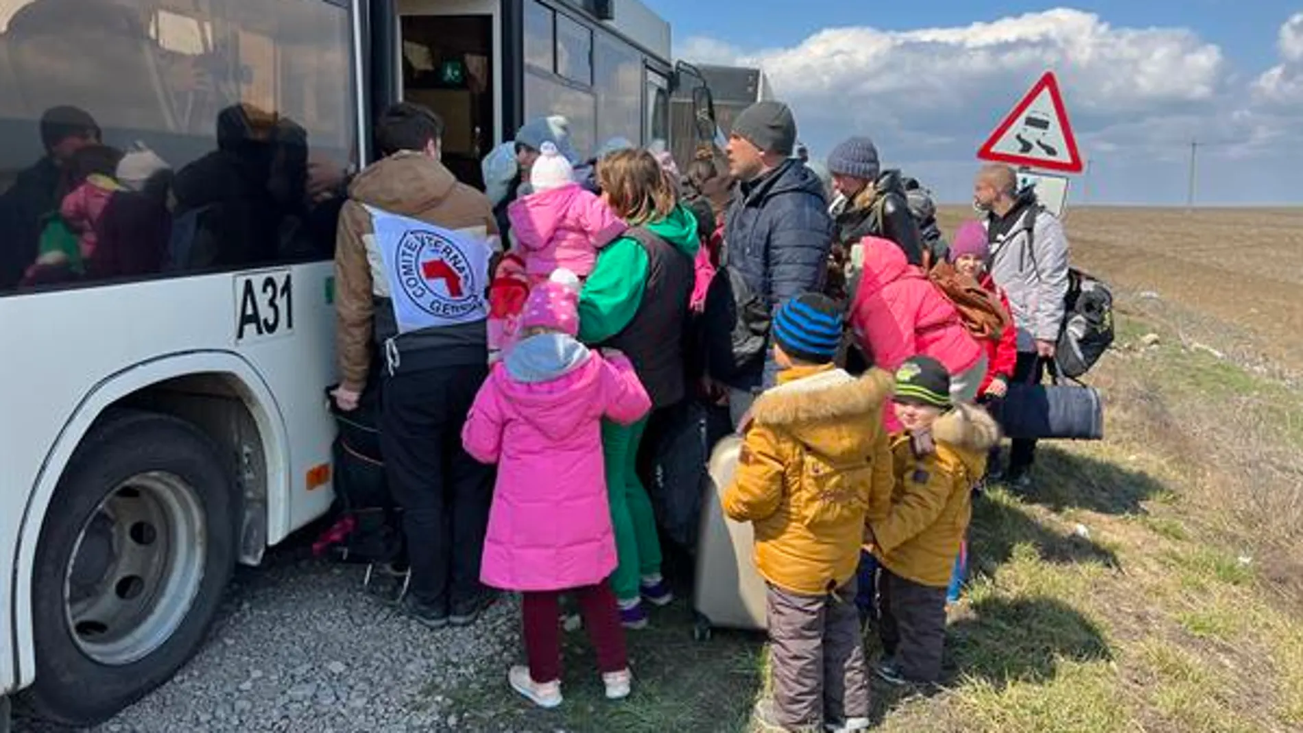 Un grupo de niños ucranianos saliendo del país