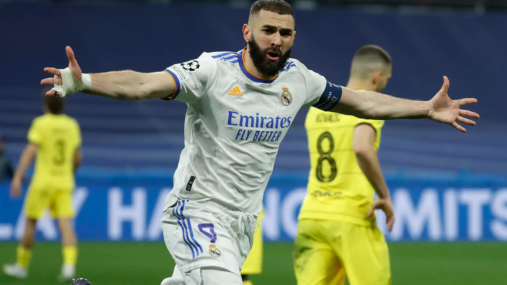 Real Madrid - Chelsea: Karim Benzema celebra tras marcar el segundo gol durante el partido de vuelta de cuartos de final de Liga de Campeones